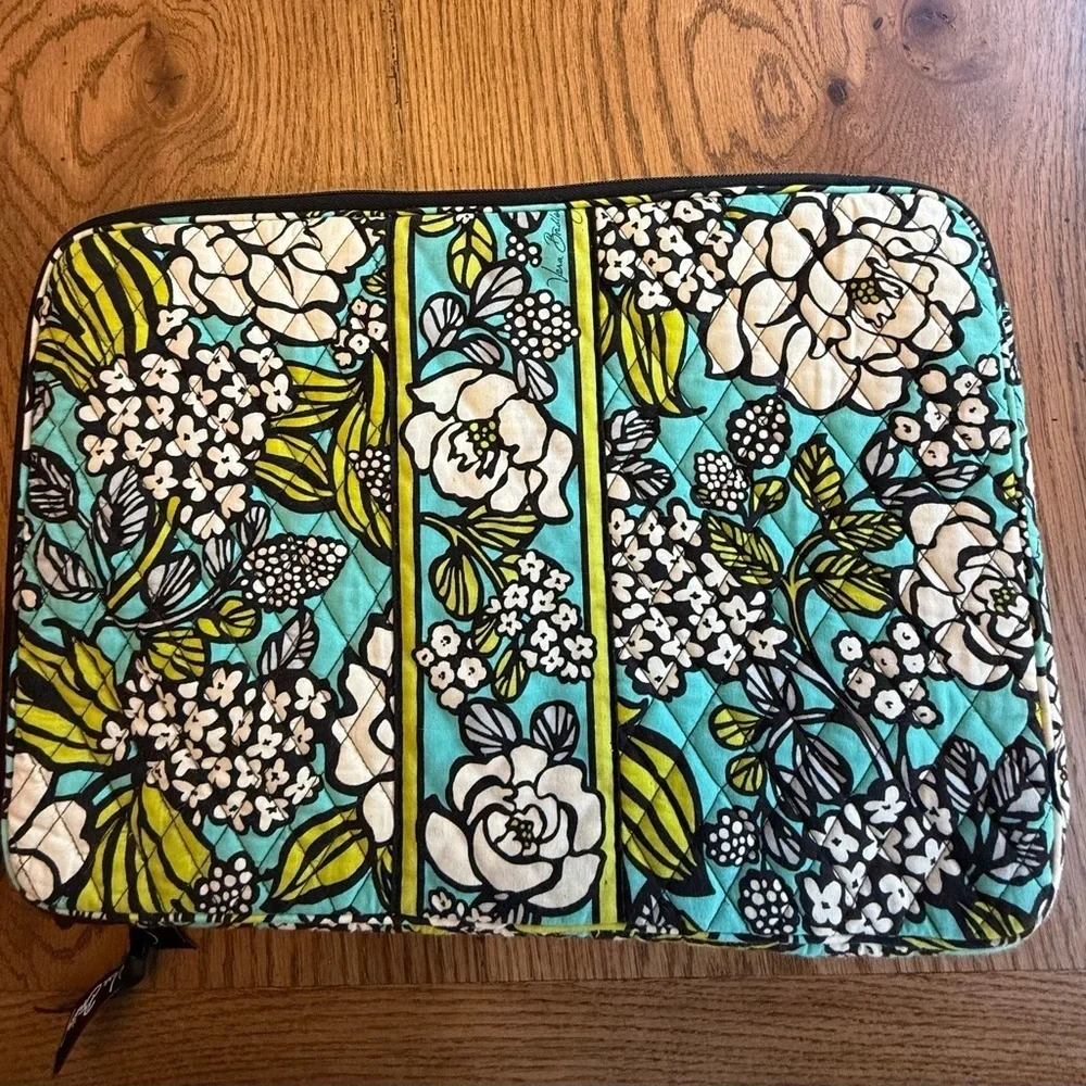 SOLD Vera Bradley Island, Bloom, 17 “ laptop sleeve case bag - Picture 1 of 9